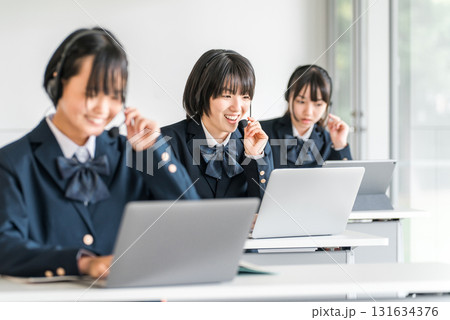 インカム,ヘッドセットをつけて授業を受ける小学生・中学生・高校生(ICT教育,eラーニング) インカム,ヘッドセットをつけて授業を受ける小学生・中学生・高校生(ICT教育,eラーニング) 131634376