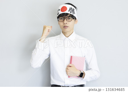勉強をする高校生 131634685