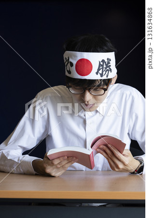 勉強をする高校生 131634868