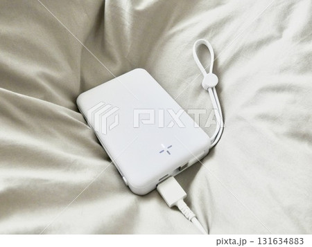 白いモバイルバッテリー 白いモバイルバッテリー 131634883