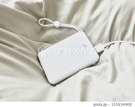 白いモバイルバッテリー 131634908