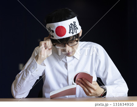 勉強をする高校生 131634910