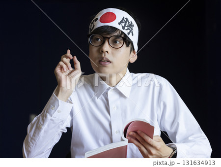 勉強をする高校生 131634913