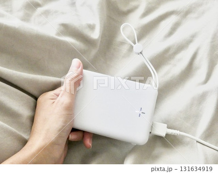 白いモバイルバッテリー 131634919