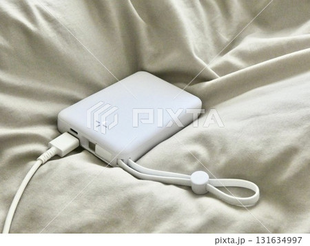 白いモバイルバッテリー 131634997
