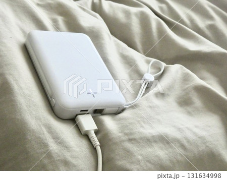 白いモバイルバッテリー 131634998
