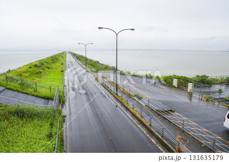 雲仙多良シーライン展望所から見る諫早湾干拓堤防道路 131635179