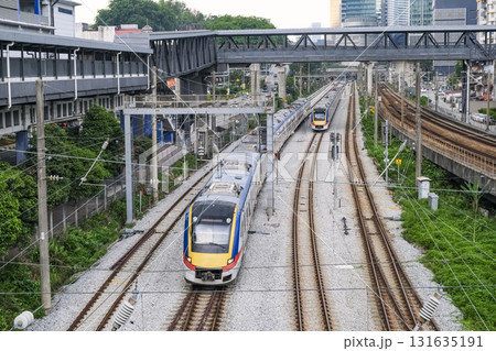 クアラルンプールの市街地を走る近郊電車 クアラルンプールの市街地を走る近郊電車 131635191