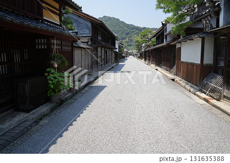 滋賀　近江八幡　近江商人の町並み　麻香 近江八幡店・旧西川利右衛門邸　（新町通り、北方向）（夏） 131635388