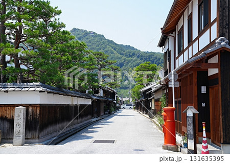 滋賀　近江八幡　近江商人の町並み（新町通り、北方向）（夏） 131635395