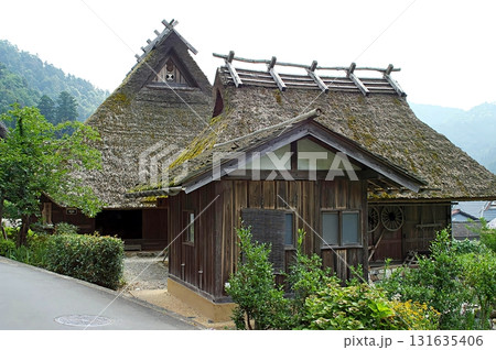京都　美山町　かやぶきの里　茅葺民家（全葺） 131635406