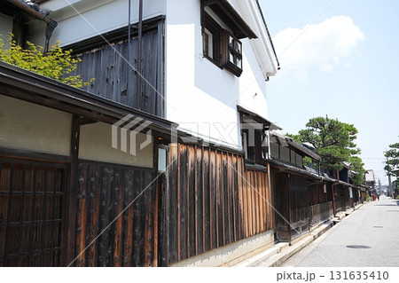 滋賀　近江八幡　近江商人の町並み　旧西川庄六邸（新町通り、南東方向）（夏） 131635410