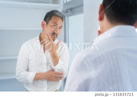 洗面所でスキンケアをするミドルの男性 131635721