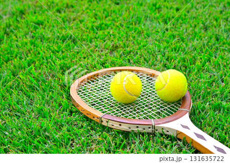テニスラケットの上に置かれたテニスボール テニスラケットの上に置かれたテニスボール 131635722