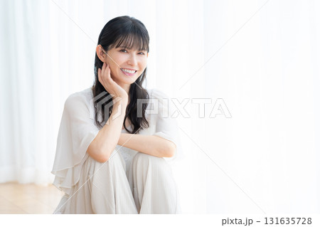 リビングでスキンケアをするミドルの女性 131635728