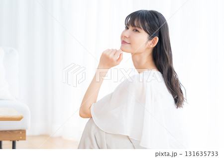 リビングでスキンケアをするミドルの女性 リビングでスキンケアをするミドルの女性 131635733