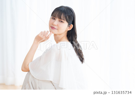 リビングでスキンケアをするミドルの女性 リビングでスキンケアをするミドルの女性 131635734