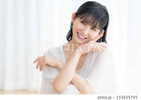 リビングでスキンケアをするミドルの女性 131635745