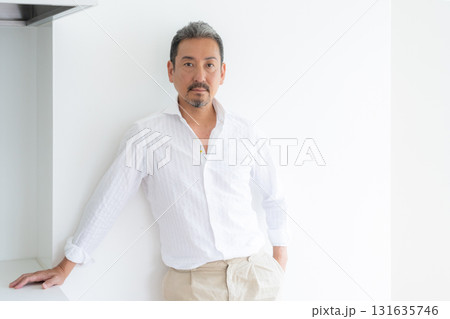 リビングでスキンケアをするミドルの男性 リビングでスキンケアをするミドルの男性 131635746