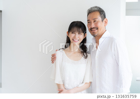 リビングでスキンケアをするミドルの夫婦 リビングでスキンケアをするミドルの夫婦 131635759