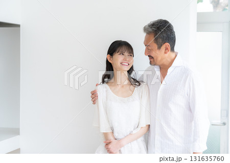 リビングでスキンケアをするミドルの夫婦 リビングでスキンケアをするミドルの夫婦 131635760