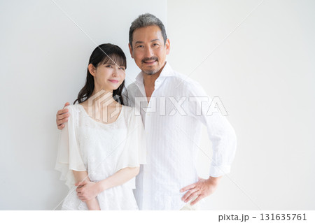 リビングでスキンケアをするミドルの夫婦 リビングでスキンケアをするミドルの夫婦 131635761
