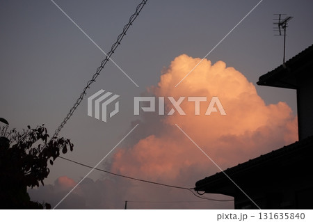 雲に隠れる夕日 131635840