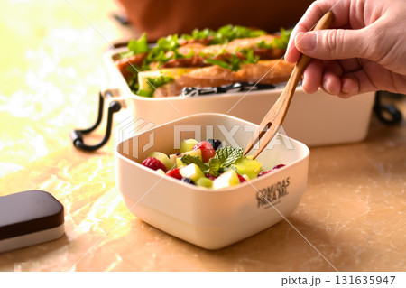 フルーツサラダで彩る弁当ライフ穏やかに流れる昼時間心まで満たされる優しい気持ちの昼ごはんのひとときを フルーツサラダで彩る弁当ライフ穏やかに流れる昼時間心まで満たされる優しい気持ちの昼ごはんのひとときを 131635947