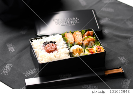 梅干しご飯とおかずの弁当ライフ 落ち着いた時間を楽しむ大人の男性のシンプルランチスタイル 梅干しご飯とおかずの弁当ライフ 落ち着いた時間を楽しむ大人の男性のシンプルランチスタイル 131635948