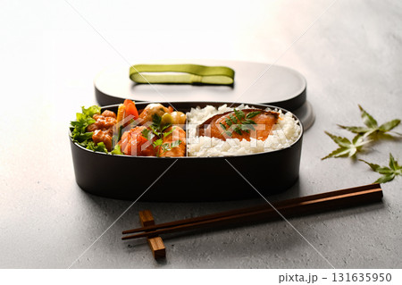 鮭の焼き魚と彩りおかずの弁当ライフ　季節を感じる和のランチタイムを静かに楽しむ 131635950