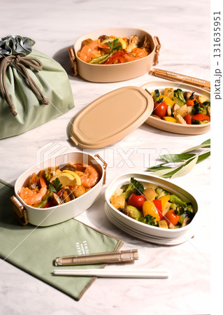 彩り野菜とエビの弁当ライフ　心と体にやさしいナチュラルランチスタイル 131635951