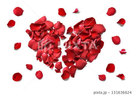 真っ赤な薔薇の花びらで描いた、ハートブレイク 131636824