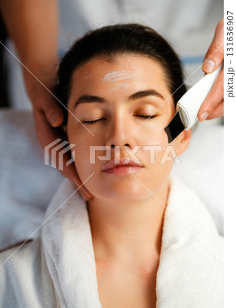 Cosmetologist at work Cosmetologist at work 131636907