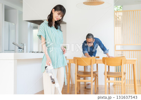 リビングの掃除をするミドルの夫婦 リビングの掃除をするミドルの夫婦 131637543