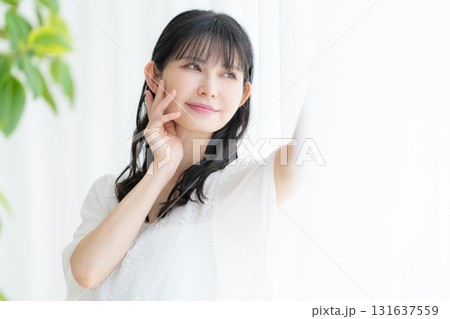 リビングでスキンケアをするミドルの女性 131637559