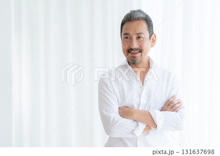リビングでスキンケアをするミドルの男性 131637698