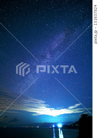 夏の鋳釜崎キャンプ場から高野埼の銀河を望む 131637824