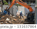 廃材・瓦礫を運ぶ作業員 131637864