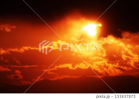 雲が乱れる夕景 131637873