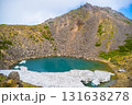 白山お池めぐりコースにて雪渓の残る紺屋ケ池 131638278