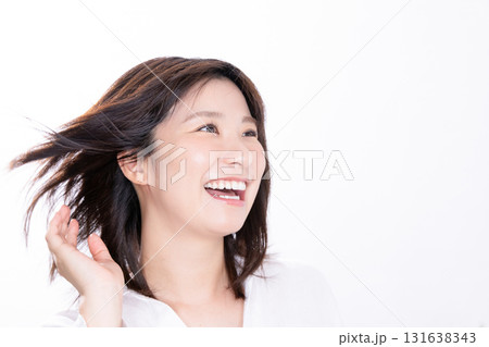髪が風でなびく女性 髪が風でなびく女性 131638343