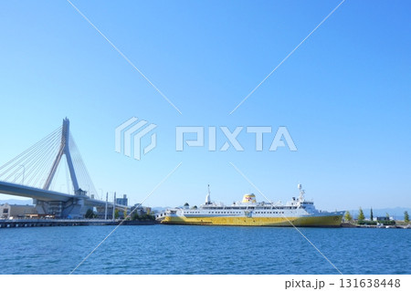 青森ベイブリッジと青函連絡船（青森県青森市） 131638448