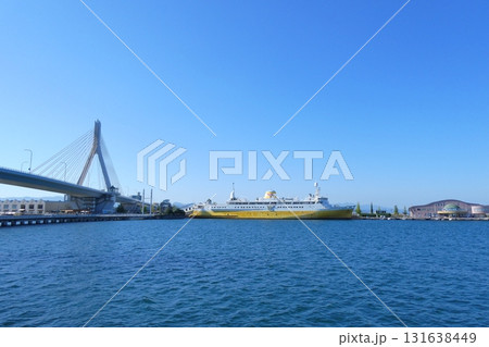 青森ベイブリッジと青函連絡船（青森県青森市） 131638449