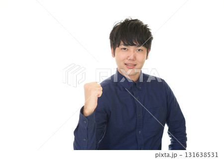 ガッツポーズの男性 131638531