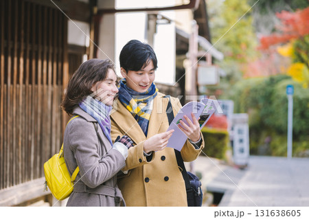 観光するカップル  秋の紅葉イメージ 131638605