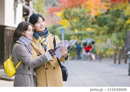 観光するカップル  秋の紅葉イメージ 131638606