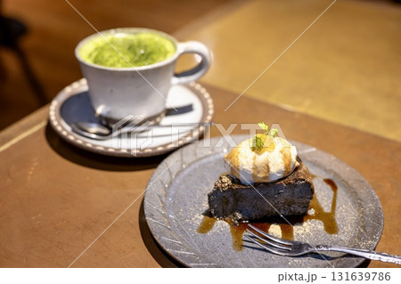 和カフェスイーツ 抹茶ラテと黒ごまチーズケーキのデザートタイム 和カフェスイーツ 抹茶ラテと黒ごまチーズケーキのデザートタイム 131639786