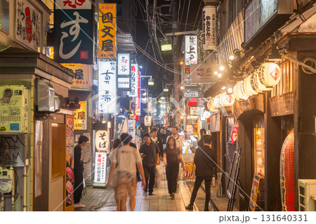 《東京都》中野駅前歓楽街・東京下町夜の街並み 131640331