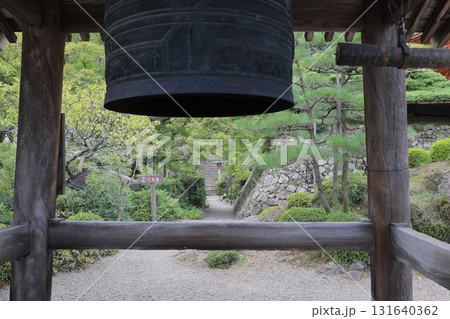 西国三十三所観音霊場、第20番札所「善峯寺」の鐘楼から阿弥陀堂方向を見る 131640362