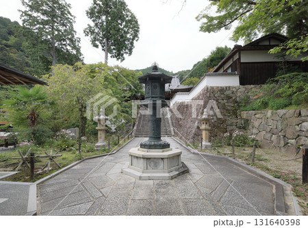 西国三十三所観音霊場、第20番札所「善峯寺」山門から本堂に向かう参道途中の青銅の灯籠（右上は休息所） 131640398